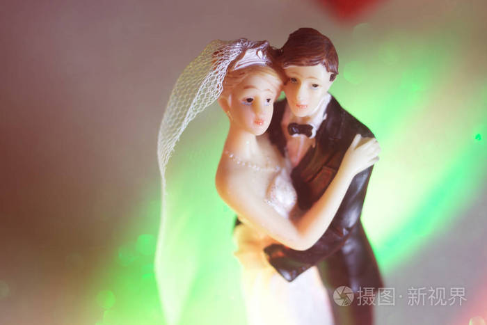 婚礼情侣结婚蛋糕帽子塑料数字与燕尾服晚礼服, 白色 weddding 礼服面纱