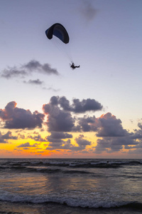 Paramotor 电动滑翔伞在天空中
