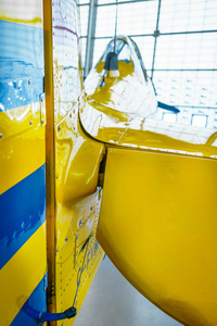 黄绘的螺旋桨飞机