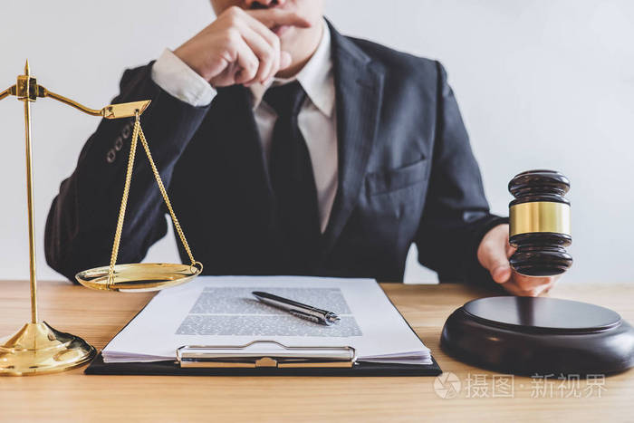 法官槌与正义的标尺 专业男性律师或辅导员工作在律师事务所在办公室 法律概念照片 正版商用图片0rs6l4 摄图新视界 法官槌与正义的标尺 专业男性律师或辅导员工作在律师事务所在办公室 法律概念照片 正版商用图片0rs6l4 摄图新视界