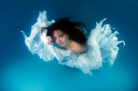 游泳池水下照片图片