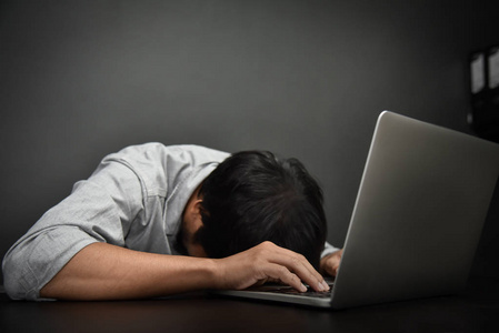 打呵欠累了美丽的女人,午睡,室内女人在办公室打呵欠打呵欠疲惫的女子