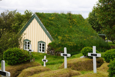 木制的小教堂和墓地卡福特 Ic Hofskirkja Hof