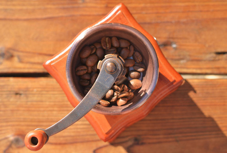 手动咖啡机, 咖啡豆在木板特写, 在框架的中心