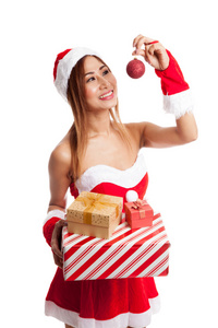 亚洲圣诞女孩用圣诞老人衣服和礼品盒
