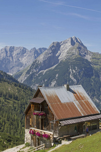 Plumsjoch 小屋是徒步旅行者和山地车手在 karwendel 的热门目的地。