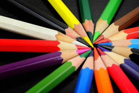从文具圈中摆放的彩色铅笔。绘画创作需要彩虹谱