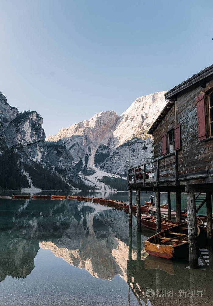 雄伟壮观的码头与木船在美丽的湖泊在山上, Braies, 意大利