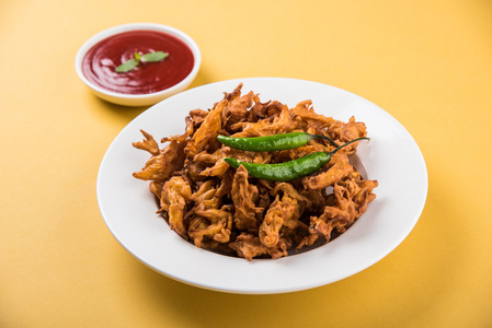 脆葱咖喱或神田咖喱或炸洋葱 pakore 或 pakode, 美味的街头美食, 最喜欢的印度小吃在季风服务与热茶