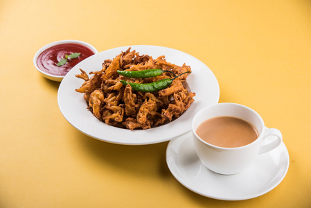 脆葱咖喱或神田咖喱或炸洋葱 pakore 或 pakode, 美味的街头美食, 最喜欢的印度小吃在季风服务与热茶