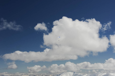对蓝天白云的滑翔伞上极限运动计划爱好者