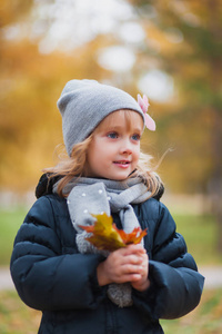 可爱的白人小女孩的秋天肖像