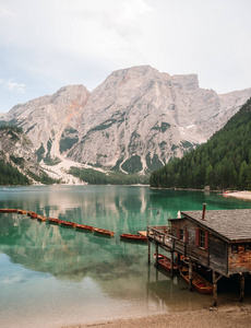 雄伟壮观的码头与木船在美丽的湖泊在山上, Braies, 意大利