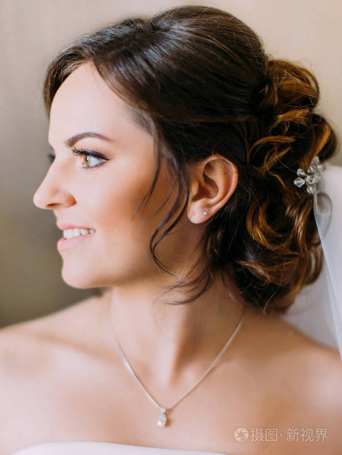 微笑新娘特写侧面肖像照片-正版商用图片0rsc55-摄图新视界