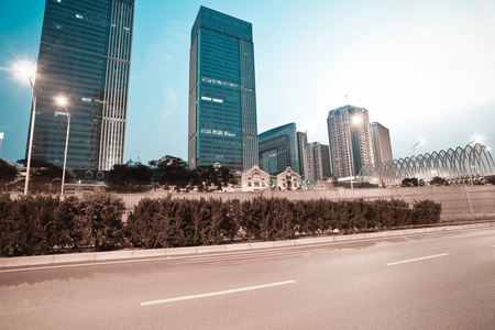 城市建筑的街景和路的夜景图片