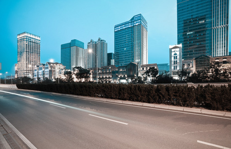 城市建筑的街景和路的夜景图片