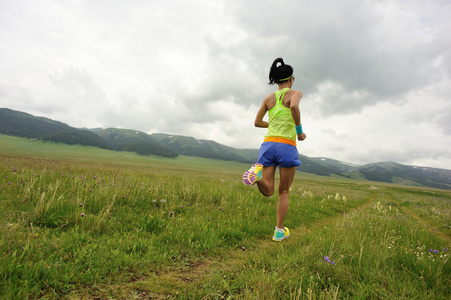 健康的生活方式的年轻女跑步运动员