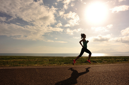 健康的生活方式的年轻女跑步运动员