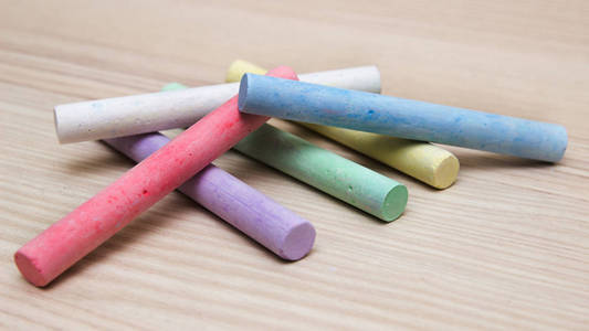 彩色粉笔和白粉笔片