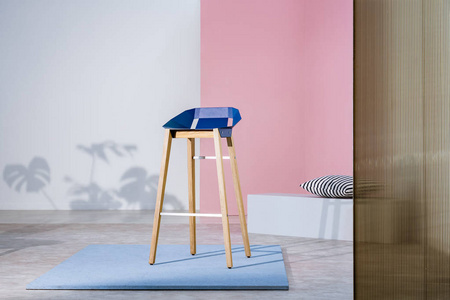 图片画廊内部与蓝色酒吧凳子与木腿在显示反对柔和的粉红色墙壁