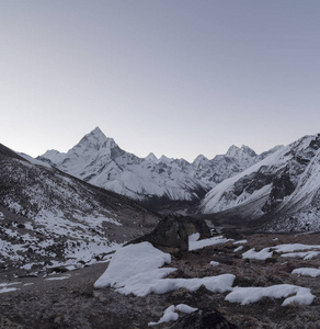珠峰大本营艰苦跋涉在喜马拉雅山