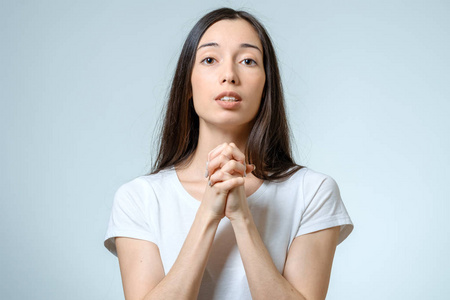 孤立的一个年轻的女人祈祷特写肖像