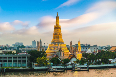 在泰国曼谷美丽的日落的笏寺全景鸟瞰图