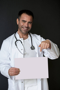 医生抱着一个空白的符号和微笑