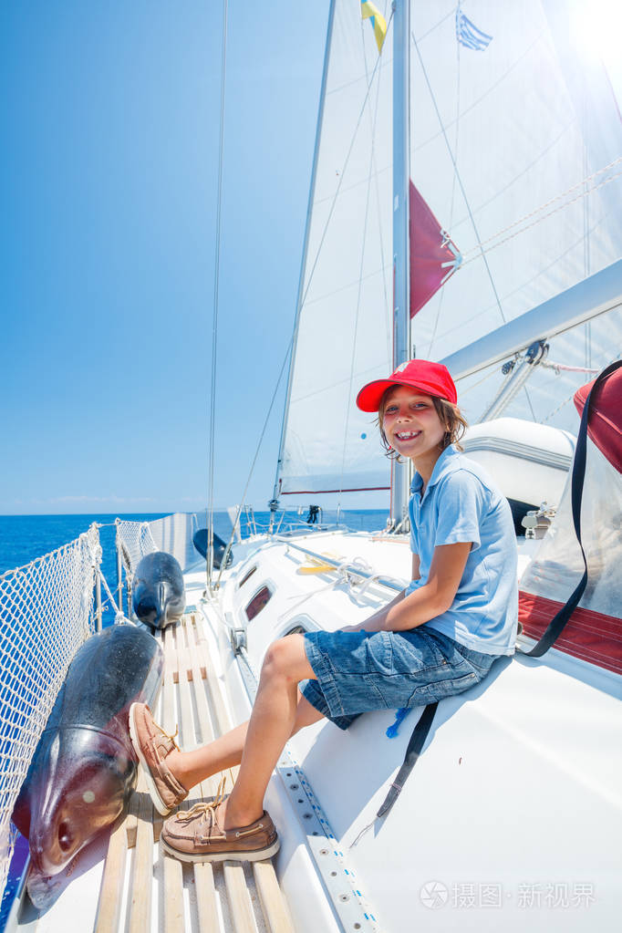 船上的小男孩在夏天乘坐游艇出海巡航.冒险旅行,家庭度假游艇与孩子