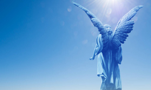 美丽的天使在天堂照片
