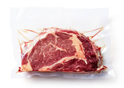 牛肉牛排真空密封准备在白色背景下烹饪隔离, 顶部视图