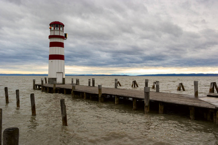 在湖 neusiedl 灯塔