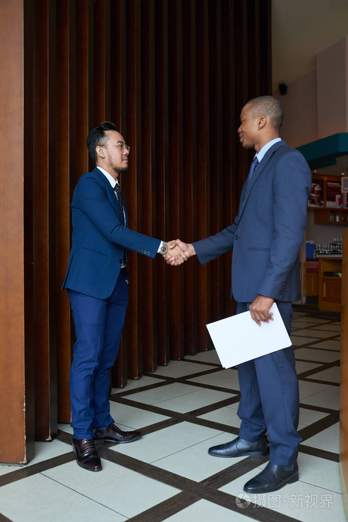 多民族企业人握手问候对方
