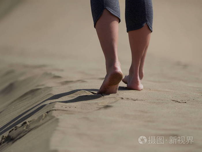 光着脚的年轻女子