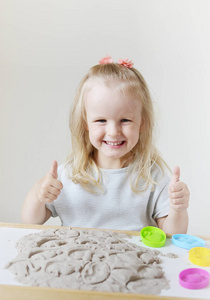 小高加索女孩在家里玩动能砂在学校发展儿童游戏中的早期教育准备