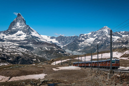 Gornergrat 旅游列车与洛文兹麦特洪山在后台。瓦莱州地区, 马特尔, 瑞士