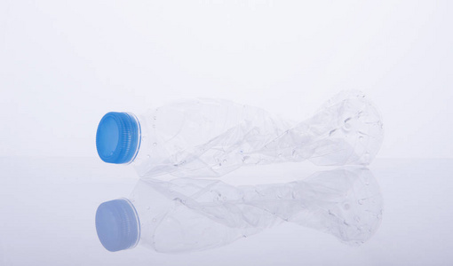 塑料瓶。白色背景下的回收概念