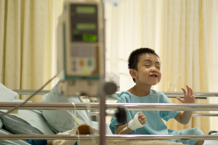一个生病的小男孩在医院的床上