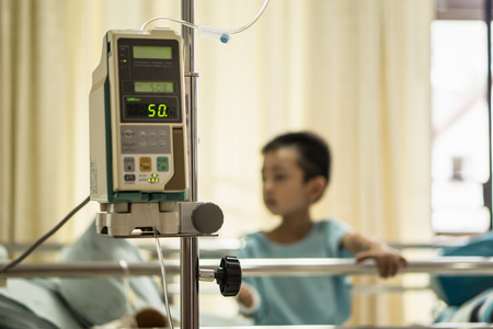 一个生病的小男孩在医院的床上