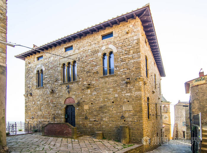 有门窗的石砖建筑与中世纪古村落的拱门