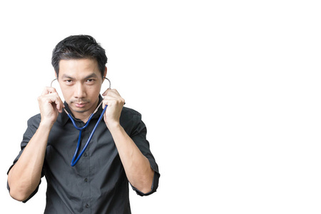 亚洲男子手持听诊器在白色背景上孤立