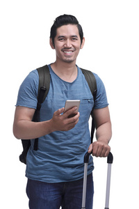 亚洲年轻人旅游抱着他的智能手机