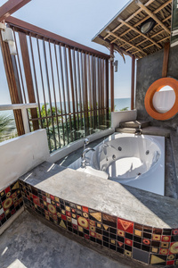 内部的现代设计与海景房的浴室