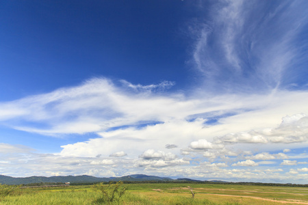 农村风景与蓝蓝的天空