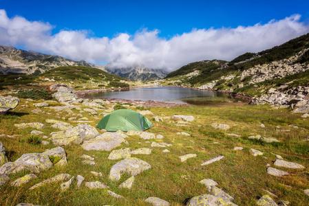 Pirin 山蛙湖壮丽夏日景观