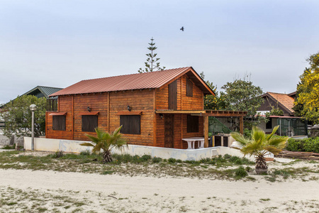 葡萄牙 Armona 岛沙滩沙滩上的乡村小屋