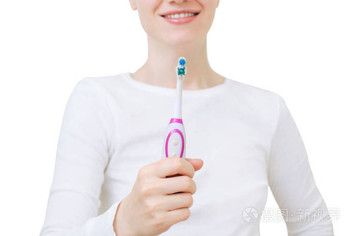 那个女孩手里拿着一把电动牙刷.白色隔离