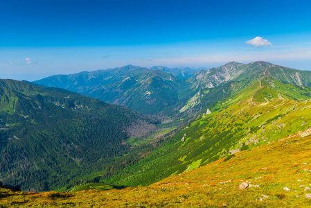 风景如画的山谷之间的 Tatra 山脉, 波兰