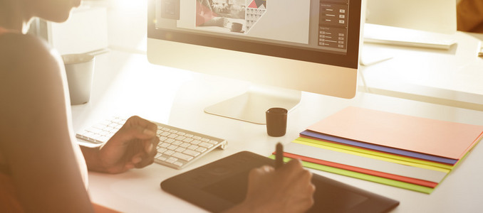 在计算机和平面设计师工作的女商人照片