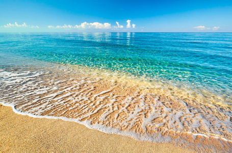 从晴朗的天空与热带海滩海景